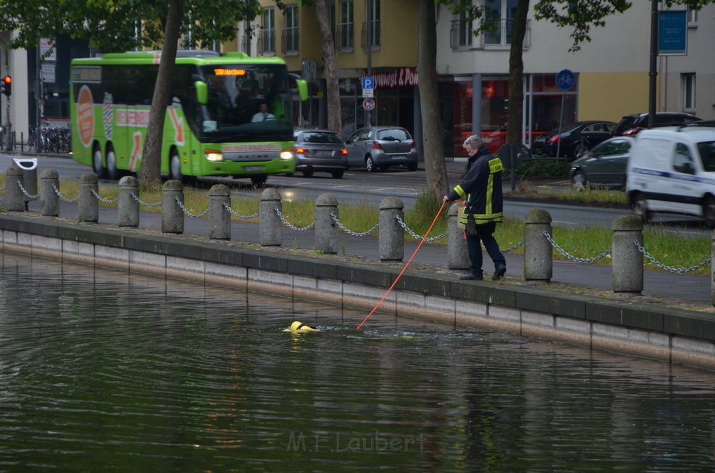 Einsatz BF Taucher Person im Wasser Koeln Mediapark P69.JPG - Miklos Laubert